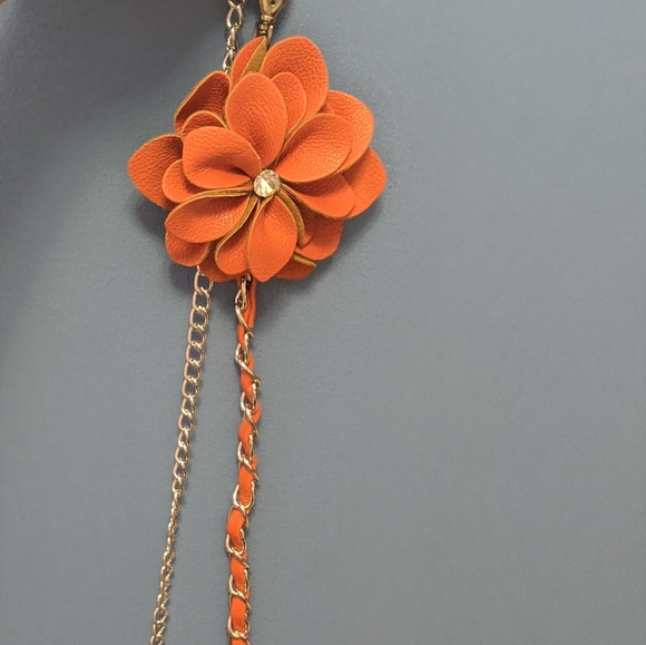 Leather belt with silver chain and faux jewel - Picture 2 of 4